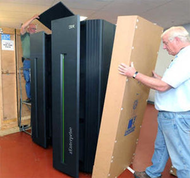Stormaskinsalget økte kraftig i fjerde kvartal. Her pakkes ut en ny zEnterprise. Bilde: IBM