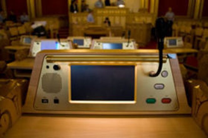Stemmeanlegget på representantenes plasser. Bilde: Stortinget.no