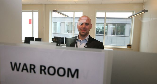 Kriseleder Thomas Klokkerhaug i Basefarm sitt «krigsrom». Rundt 20 personer jobbet i skift der for å håndtere Altinn sin aller travleste dag. Bilde: Marius Jørgenrud