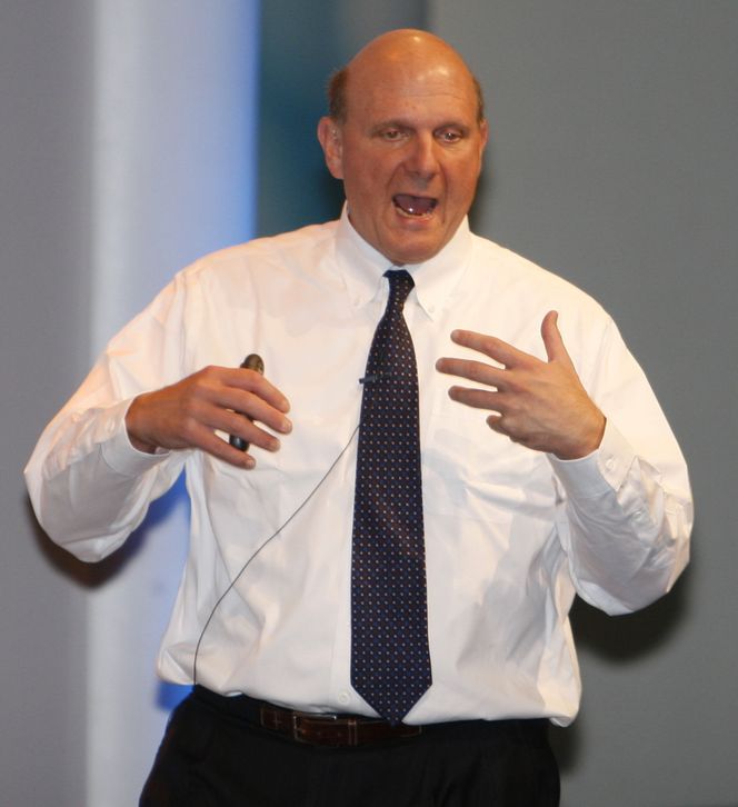 Microsoft-sjef Steve Ballmer nekter å redusere innsatsen innen utvikling for å gi investorene større utbytte.