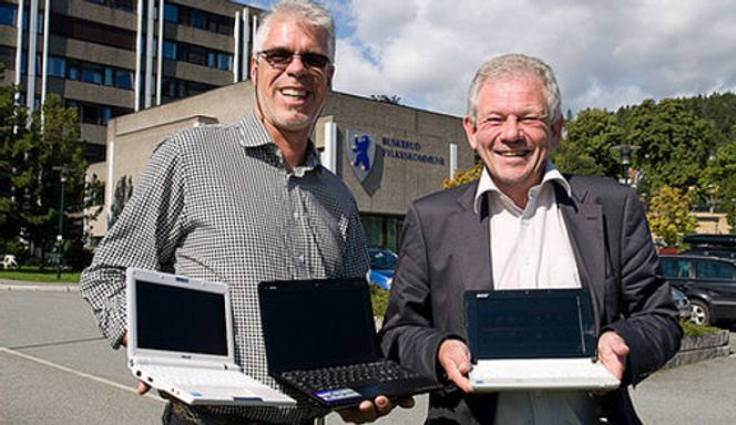 Prosjektleder Bjørn Venn (til v.) fra Buskerud fylkeskommune og fylkesutdanningssjef Jan-Helge Atterås har stor tro på mini-PC-ene. (Foto: CC, Martin Bekkelund, Friprogsenteret)