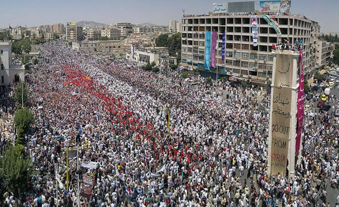 22. juli demonstrerte 700 000 i Al-Assy-plassen i Hama, mot Assad-regimet. Bilde: Wikimedia Commons