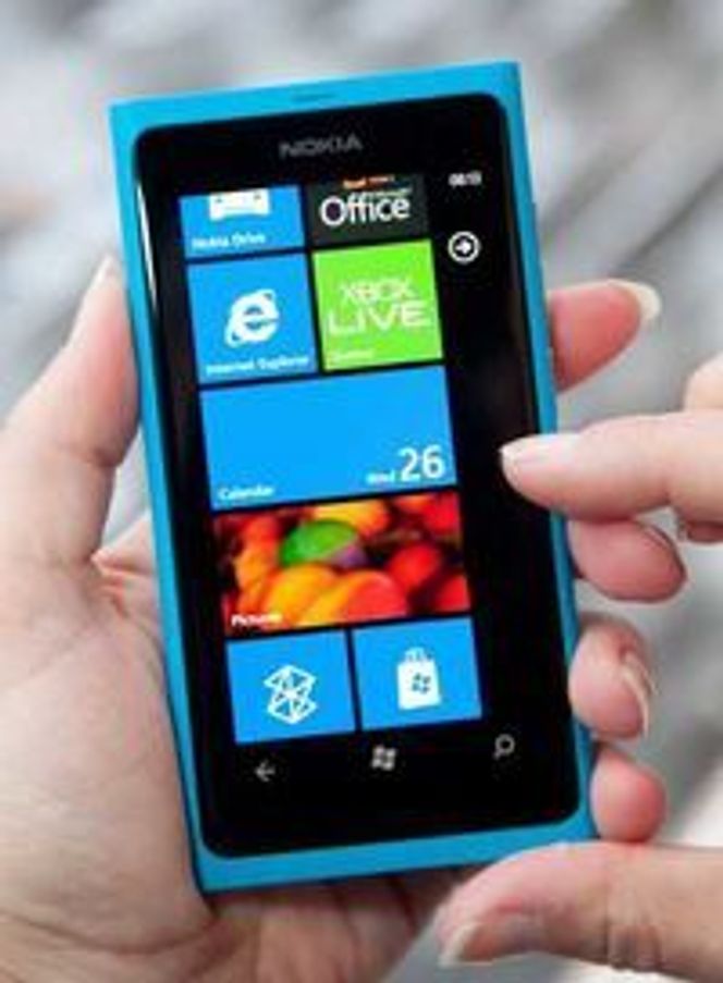 Foruten nytt operativsystem ligner den nye toppmodellen svært mye på Nokias N9. Bilde: Nokia