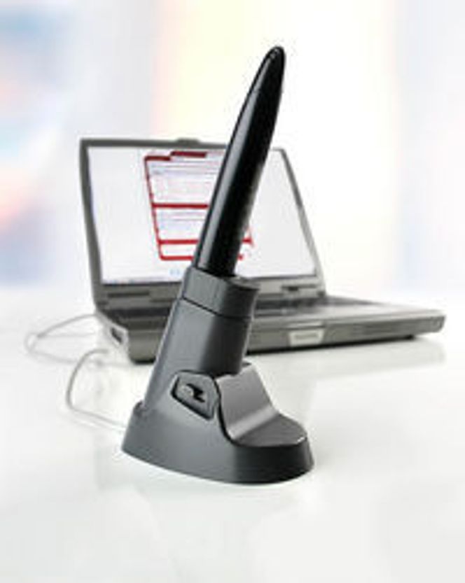 Dataoverføring og lading skjer i en penneholder som kommuniserer med pc-en over USB.