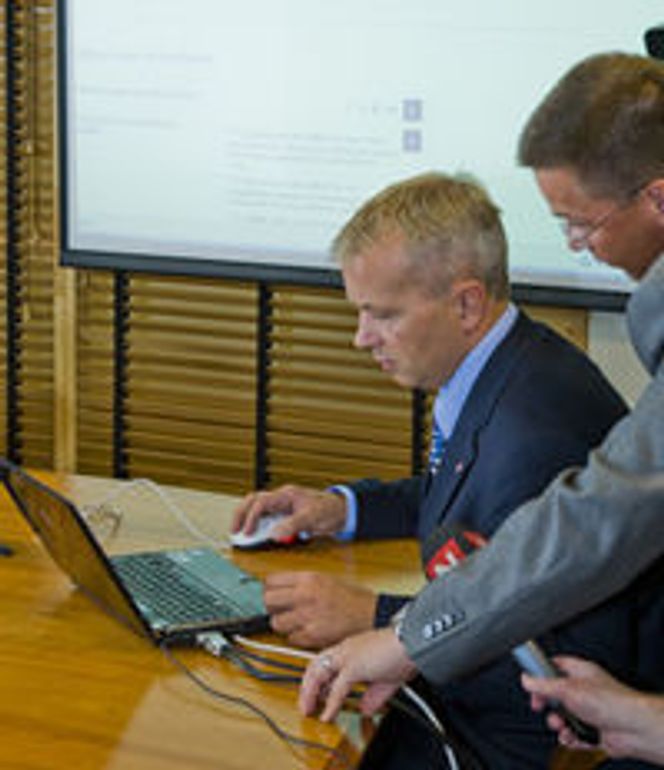 Justisminister Knut Storberget (Ap) demonstrerer løsningen for elektronisk anmeldelse. Våre naboland har hatt denne muligheten i mange år allerede. (Foto: Per Ervland)