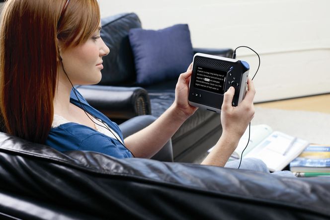 Intel Reader i bruk, med opplesning ved kunstig tale. Bilde: Intel