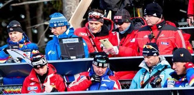 Pc-en til landslagstrener Mika Kojonkoski brukes til å gi hopperne videoanalysebaserte tilbakemeldinger straks de har hoppet. Bilde: Bedriftssystemer AS