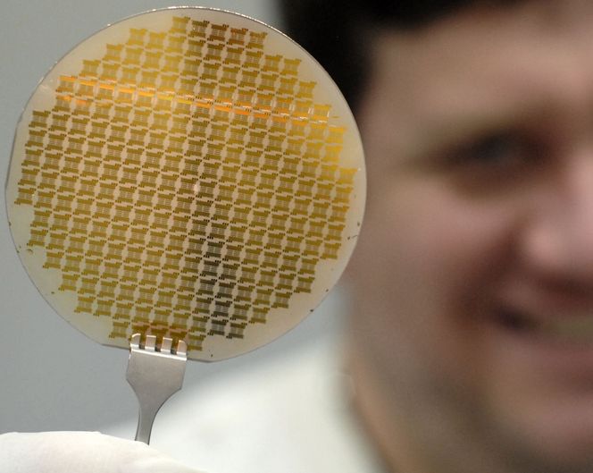 10 cm grafen-wafer laget ved Penn State. Den inneholder mer enn 22 tusen enheter og teststrukturer. Bilde: Penn State Department of Public Information