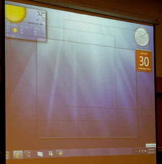 I Windows 7 blir vinduene gjennomsiktlige hvis man drar musen over et ikon nederst til høyre på skjermen.