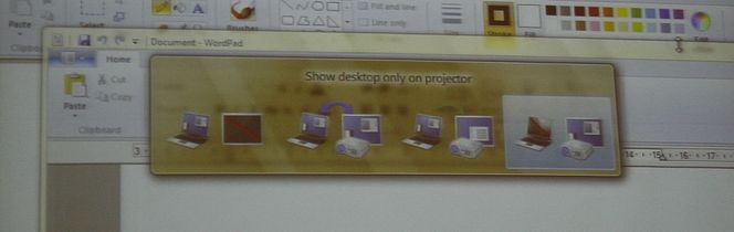 Trykk Windows-knappen og P for å koble til projektoren.