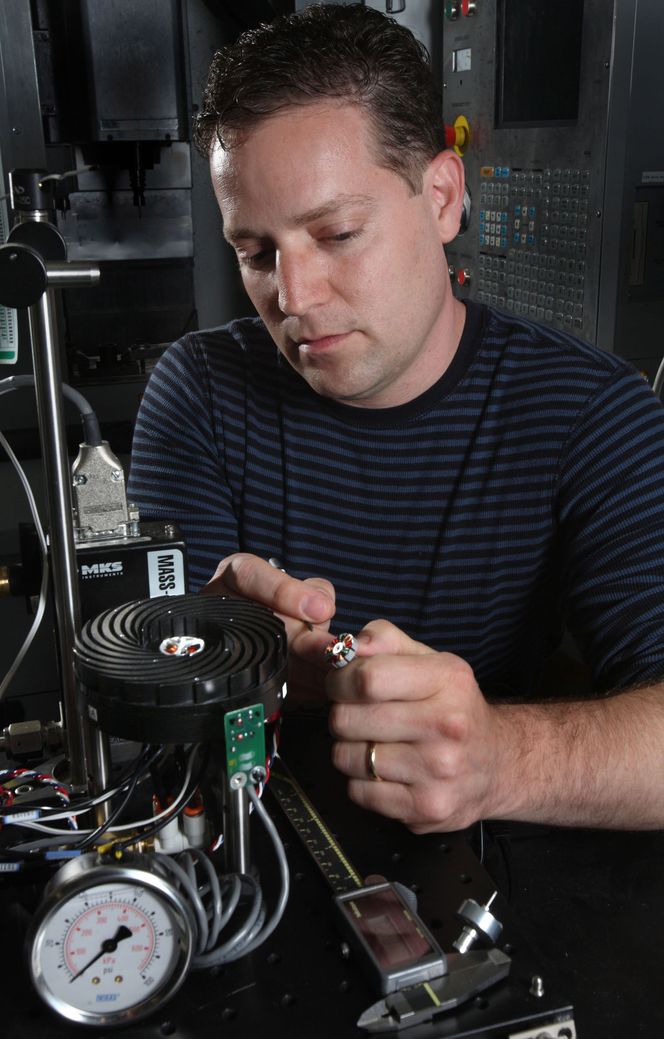 Jeff Koplow utfører justeringer på en tidligere prototyp av Sandia Cooler. Bilde: Dino Vournas