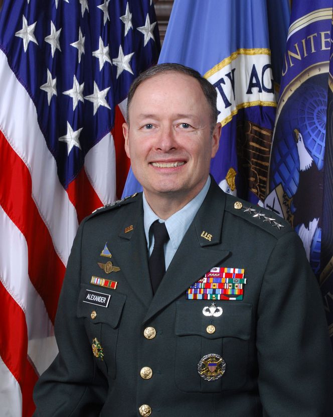 General Keith Alexander leder både Cyber Command og etterretningsorganisasjonen NSA (National Security Agency). Bilde: NSA