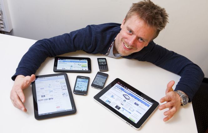 Opera Softwares Tor Odland med en samling mobiler og nettbrett som kan kjøre selskapets nettlesere. Bilde: Per Ervland