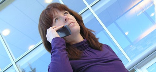 Mobilen utsetter deg for mer stråling enn mobilmastene. Bilde: Statens strålevern