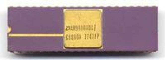 AMD C8080A-prosessor fra 1977. Foto: Dirk Oppelt. Lisens: GNU Free Documentation License