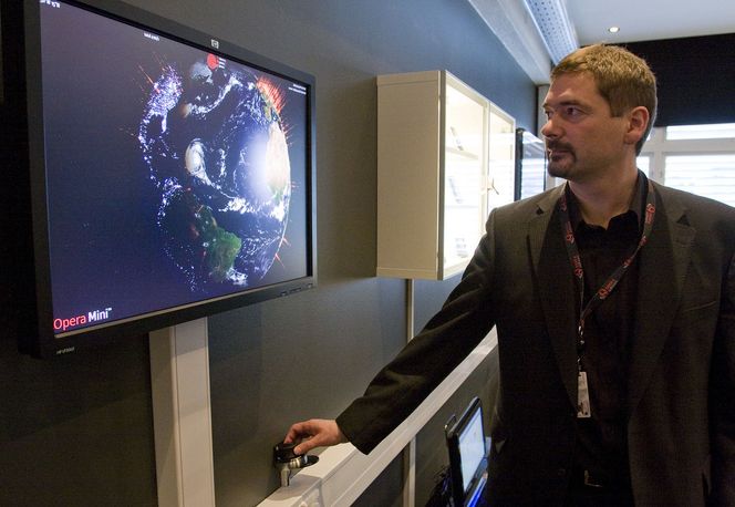 Opera Mini benyttes aktivt av over 20 millioner unike brukere hver måned. Trafikken går via Operas serverpark, og dermed er det mulig å visualisere trafikken direkte på denne skjermen. (Foto: Per Ervland) Bilde: Per Ervland