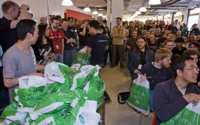Hver pose er nok til fire ansatte, dere må dele maten, fikk Opera-ansatte beskjed om. (Foto: Per Ervland) Bilde: poser 505px