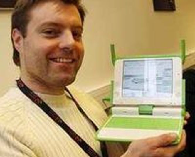 Den opprinnelige XO-1-maskinen, her vist fram av tidligere utgavesjef i digi.no, Anders Brenna.