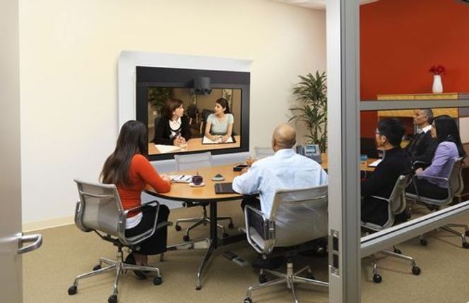 Cisco Telepresence 1300 er en nedskalert utgave av løsningene som må bygges inn i egne rom.