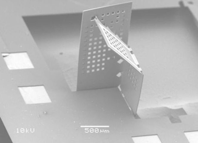 Forskere fra MIT har utviklet en metode for bygge enkle 3D-strukturer ved å brette syntetiske polymermaterialer i nano- og mikroskala. (Foto: Nader Shaar) Bilde: Nader Shaar