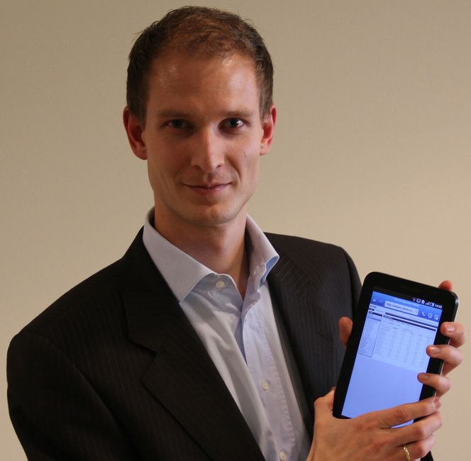 Edgeir Vårdal Aksnes, utviklingssjef i Visma Unique, er stolt over å kunne vise fram den nye skoleløsningen på med nettbretett Samsung Galaxy Tab. Bilde: Harald Brombach