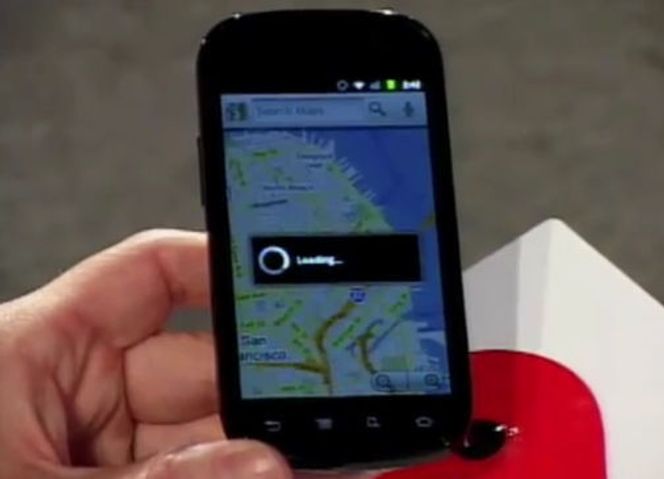 Google-sjef Eric Schmidt viser fram kommende smartmobil basert på Android "Gingerbread". Trolig er det snakk om mobilen Mulig Samsung Nexus S. Bilde: OreillyMedia