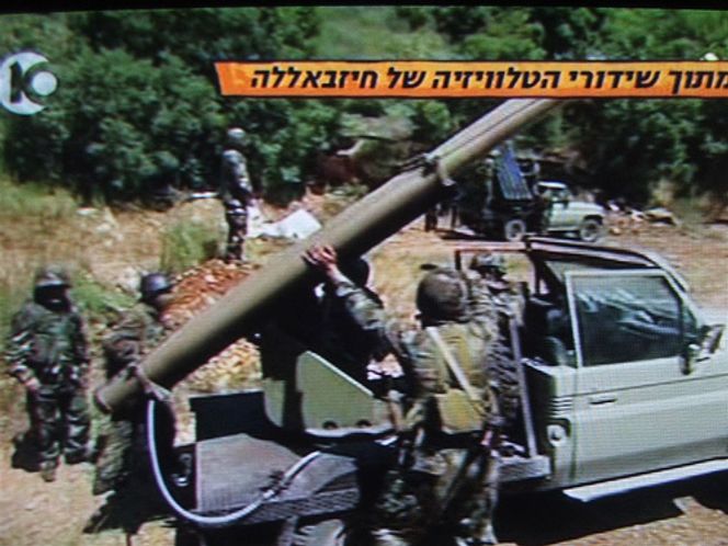 Dette israelske bildet er oppgitt å vise klargjøring av en Hizbollah-rakett til avfyring mot Israel under krigen sommeren 2006. Bilde: Wikipedia