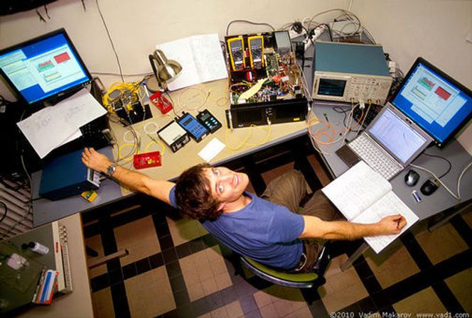 Lars Lydersen ved NTNU tester kvantekryptografisystemet QPN 5505 fra MagiQ Technologies. Bilde: Vadim Makarov - www.vad1.com