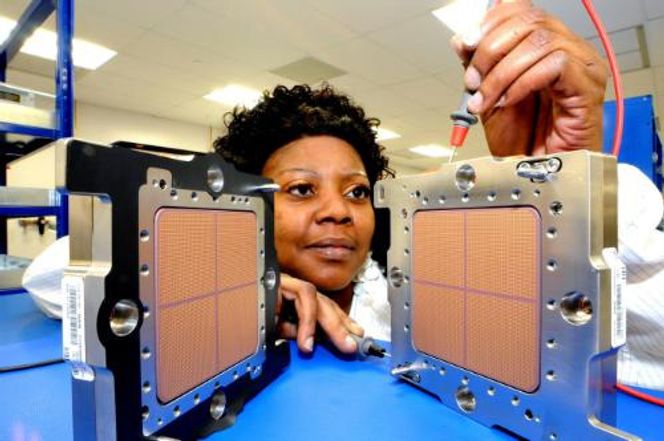 IBM-tekniker tester selskapets nye z196-prosessorer. Bilde: IBM