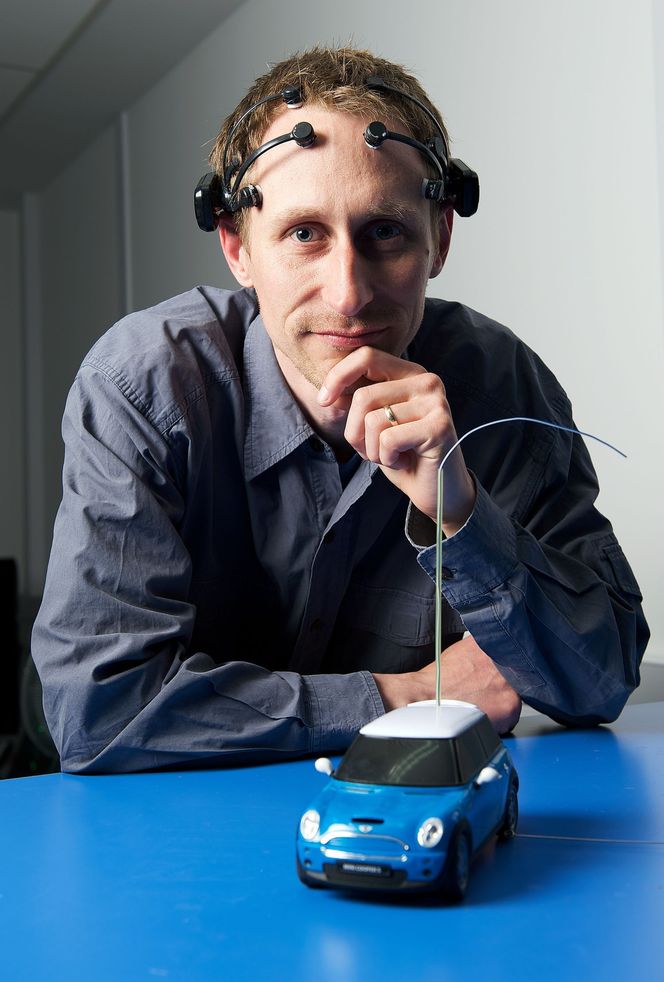Kevin Brown ved IBM Software Groups avdeling for kommende teknologier har her på seg EPOC fra Emotive Lifesciences. Enheten har flere sensorer som kan avlese elektriske hjerneimpulser. Bilde: IBM Research - Zürich