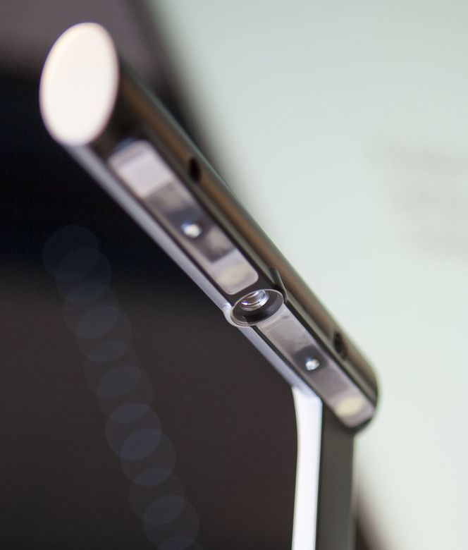 Kameraarmen har en optisk linse og en høyoppløselig sensor som oppgis å kunne ta bilder av dokumenter opptil 216x297 mm, A4 eller små objekter. Dybdefokuset skal gi bedre bilder enn med ordinære skannere. Bilde: Per Ervland