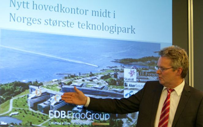 Terje Mjøs viser frem sitt nye hovedkvarter i Telenor-byggets fløy A, B og C. Bilde: Marius Jørgenrud