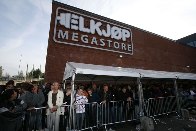 Elskjøp åpnet 07:00 og slapp inn 1.000 av gangen. Resten måtte vente utenfor.