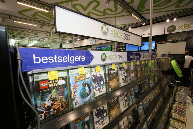 Elkjøp har satt av en stor avdeling for spill.