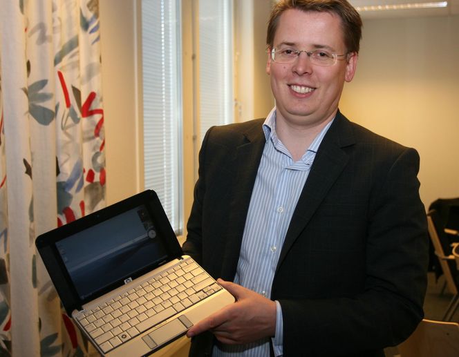 Stian Trosby, produktsjef for bærbare pc-er i Hewlett-Packard, viser frem selskapets nye ultraportable pc, HP 2133 Mini-note.