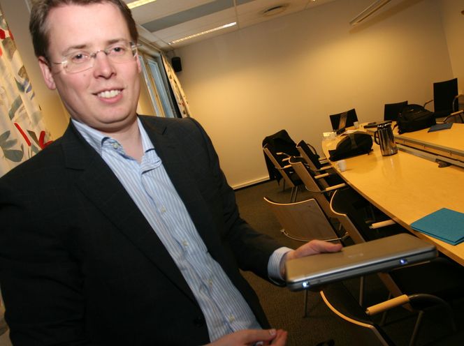 Maskinen er bygget som en stridsvogn, sa Trosby, og demonstrerte ved å slippe den rett i bakken.