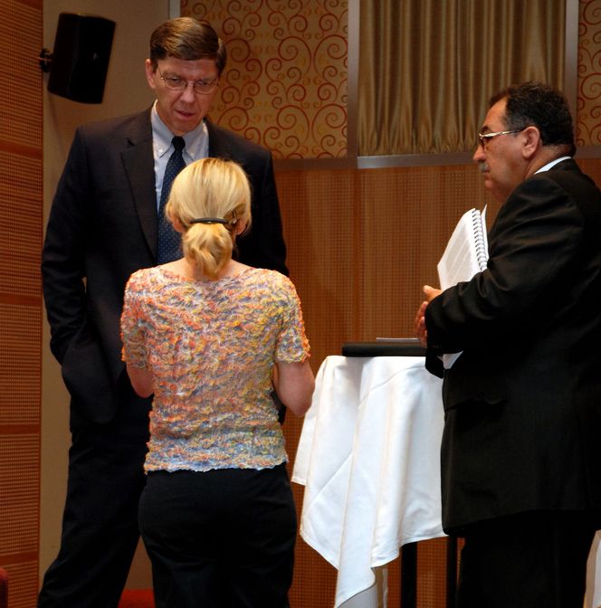 Selv om Anna Kirah bare er 1,48 meter lang, har hun like stor tyngde som sin helt på 2,03 meter, Harvard-professor Clayton M. Christensen.Foto: Jan Fredrik Frantzen(NST)