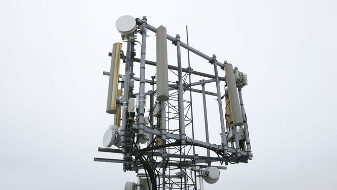 Basestasjoner må stå tett i byene for at alle skal få mobildekning. På Karl Johan står de bare 50 meter fra hverandre. (Bildet er av en annen basestasjon i utkanten av Oslo.)