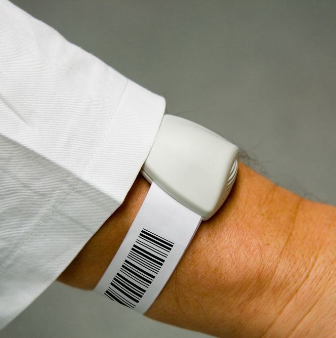 Pasientens armbånd har strekkode i tillegg til Sonitors brikke.