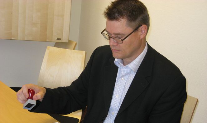 Bård Helge Hofstad skal igjen signere en omfattende kontrakt for logistikk- og økonomisystemer. Forrige gang måtte avtalen kanselleres. Bilde: Helse Midt-Niorge