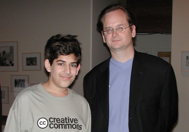 Aaron Swartz og jussprofessor Lawrence Lessig. Bildet er tatt på stiftelsesmøtet for Creative Commons i 2002, da Swartz var 15 år gammel og allerede en anerkjent teknologisk begavelse. Bilde: Creative Commons