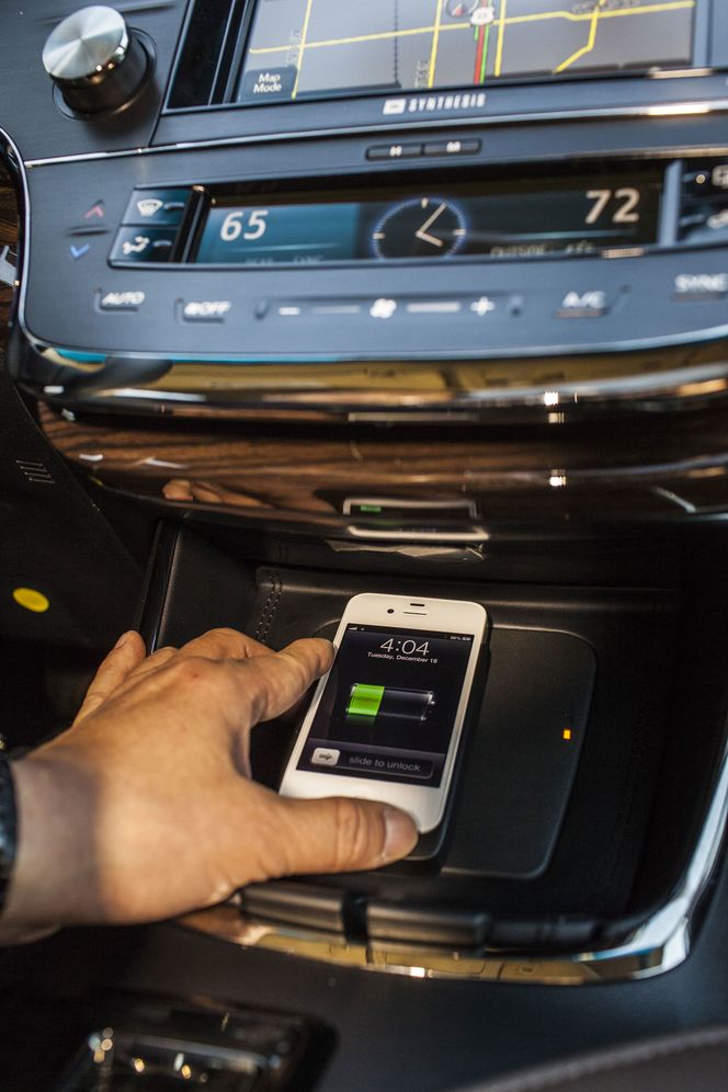 Qi-basert lading i en 2013-utgave av Toyota Avalon Limited. Bilde: Toyota Motor Sales, U.S.A., Inc.