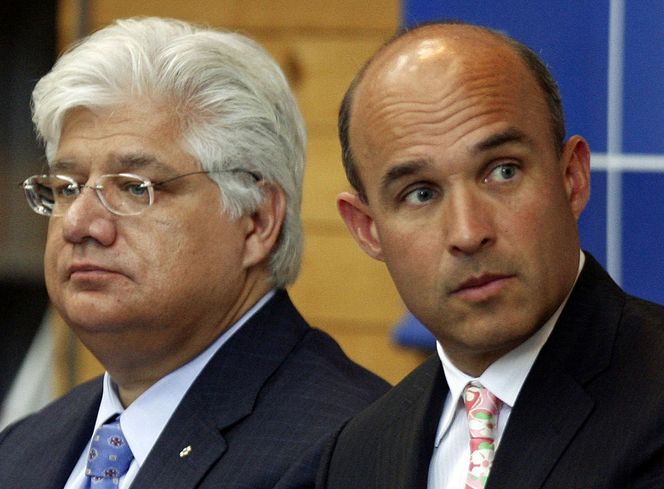 På tide å gå: gründer Mike Lazaridis (til v.) og hans med-konsernsjef Jim Balsillie. Begge beholder plassene sine i styret, samt en betydelig aksjeportefølje. Bilde: Reuters