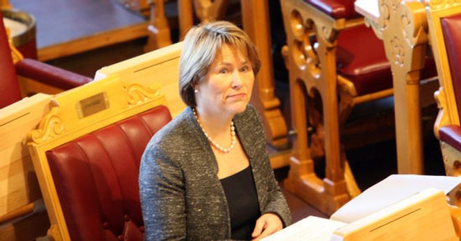 Justisminister Grete Faremo lytter til debatten om hvordan møte økte trusler fra kyberangrep og nettkriminalitet. Bilde: Marius Jørgenrud