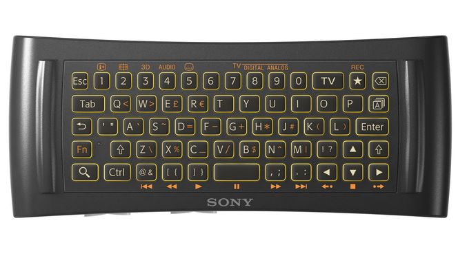Fjernkontrollen Sony NSG-MR5 har QWERTY-tastatur på baksiden, noe som gjerne er en forutsetning for at smarte tv-løsninger skal kunne brukes optimalt. Bilde: Sony