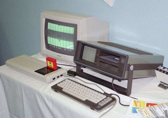 Spillkonsollen Commodore C64GS og den bærbare SX-64. Bilde: Wikimedia Commons