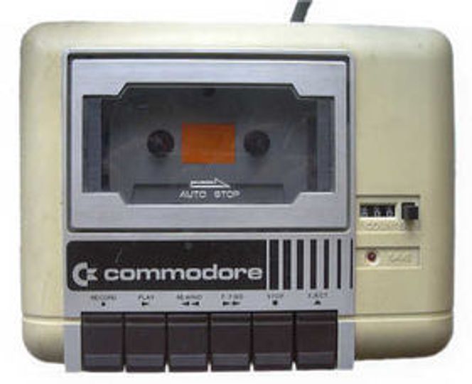 Commodore Datasette 1530, kassettspilleren til Commodore 64. Legg merke til posisjonstelleren. Den var helt nødvendig for å finne fram til programvare som ikke var lagt helt i starten på tapen. Bilde: Wikipedia
