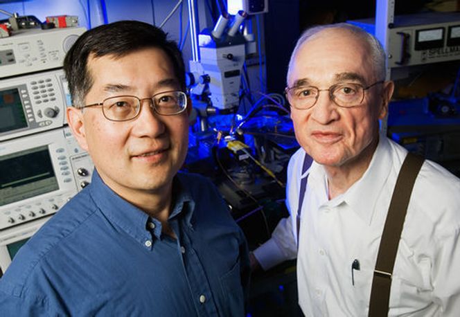 Professorene Milton Feng og Nick Holonyak Jr. ved University of Illinois. Bilde: UI News Bureau