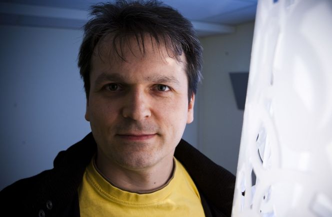 Frank Andrew Stevenson har 16 års fartstid som utvikler. Blant annet jobbet han i 12-13 som spillutvikler for Funcom. Nå er han utvikler for 3G-mobilprodusenten Kvaleberg. Kryptografi er en hobby. - Jeg er stort sett selvlært, sier han til digi.no. Bilde: Per Ervland