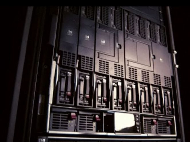 Bladserverne i den midterste rekken er dekket av koplingen Blade Link som slår to toveis servere til en fireveis, eller fire toveis servere til en åtteveis. Bilde: HP